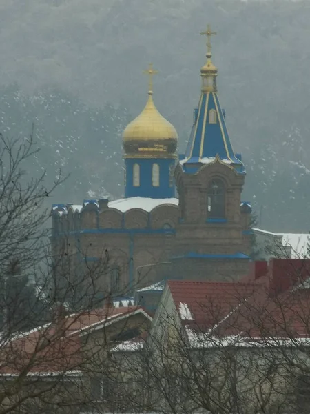 Utsikten Från Fönstret Mot Staden Svyatopokrovska Kyrkan Forntida Ortodoxa Kyrkan — Stockfoto