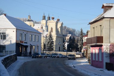Eski şehrin tarihi kısmı. Eski kasaba, merkez cadde. Dönüşüm Katedrali. St. Stanislaus Katolik Kilisesi.