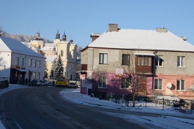 Eski şehrin tarihi kısmı. Eski kasaba, merkez cadde. Dönüşüm Katedrali. St. Stanislaus Katolik Kilisesi.