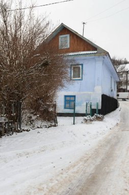 İki katlı eski bir bina.