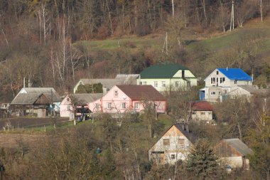 Kış Ormanı. Ukrayna köyünde ahşap ev. Köyün dışında, çevrede, şehrin dışında.