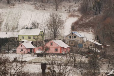 Kış Ormanı. Ukrayna köyünde ahşap ev. Köyün dışında, çevrede, şehrin dışında.