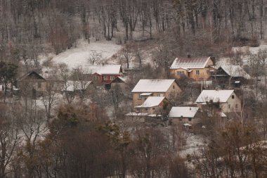 Kış Ormanı. Ukrayna köyünde ahşap ev. Köyün dışında, çevrede, şehrin dışında.