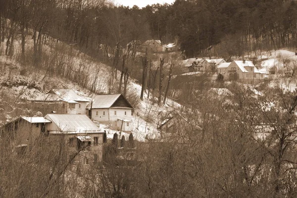 Kış Ormanı. Ukrayna köyünde ahşap ev. Köyün dışında, çevrede, şehrin dışında.