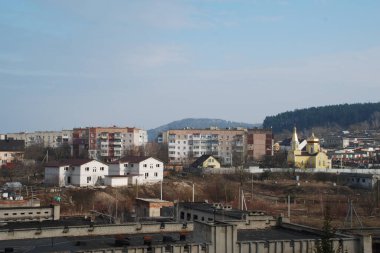 Pencereden şehre olan manzara. Kutsal Şehit Tatiana Kilisesi. Kenar mahallelerdeki kilise.