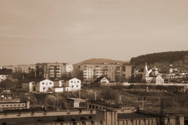 Pencereden şehre olan manzara. Kutsal Şehit Tatiana Kilisesi. Kenar mahallelerdeki kilise.