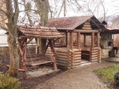 Ormandaki dinlenme alanı.