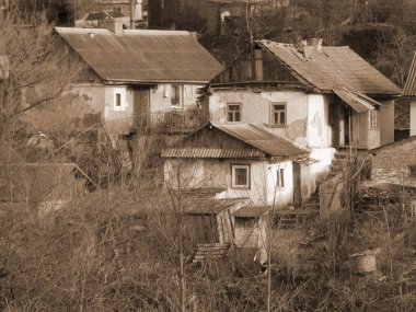 Kış Ormanı. Ukrayna köyünde ahşap ev. Köyün dışında, çevrede, şehrin dışında.          