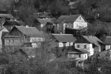 Kış Ormanı. Ukrayna köyünde ahşap bir ev. Köyün eteklerinde.