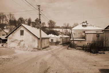 Ukrayna köyündeki ahşap ev. Kış günü.