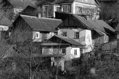  Kış Ormanı. Ukrayna köyünde ahşap bir ev. Köyün eteklerinde.