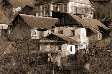  Kış Ormanı. Ukrayna köyünde ahşap bir ev. Köyün eteklerinde.