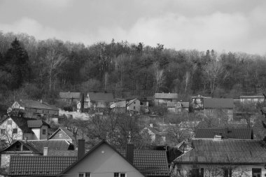 Kış Ormanı. Ukrayna köyünde ahşap bir ev. Köyün eteklerinde.