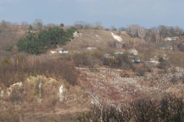 Kış Ormanı. Ukrayna köyünde ahşap ev. Köyün dışında, çevrede, şehrin dışında.