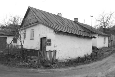 Kış Ormanı. Ukrayna köyünde ahşap bir ev. Köyün eteklerinde.