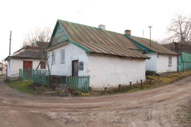 Kış Ormanı. Ukrayna köyünde ahşap bir ev. Köyün eteklerinde.