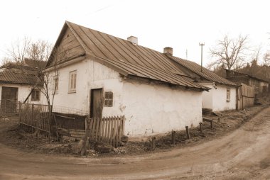 Kış Ormanı. Ukrayna köyünde ahşap bir ev. Köyün eteklerinde.