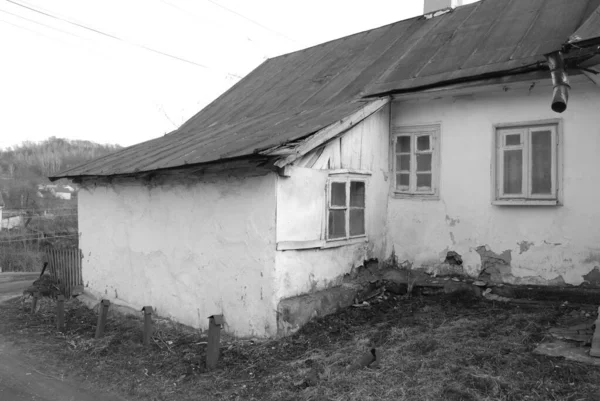 Zimní Les Dřevěný Dům Ukrajinské Vesnici Okraji Obce — Stock fotografie