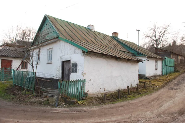 Zimowy Las Drewniany Dom Ukraińskiej Wsi Obrzeżach Wsi — Zdjęcie stockowe