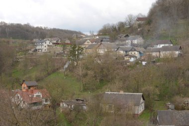 Kış Ormanı. Ukrayna köyünde ahşap bir ev. Köyün eteklerinde.