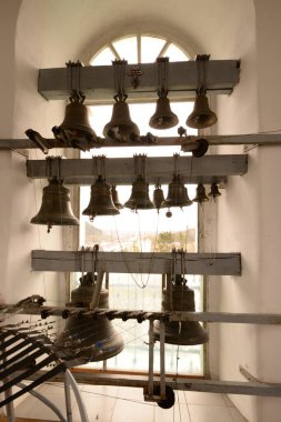 Kilise demir çanlar yaptı