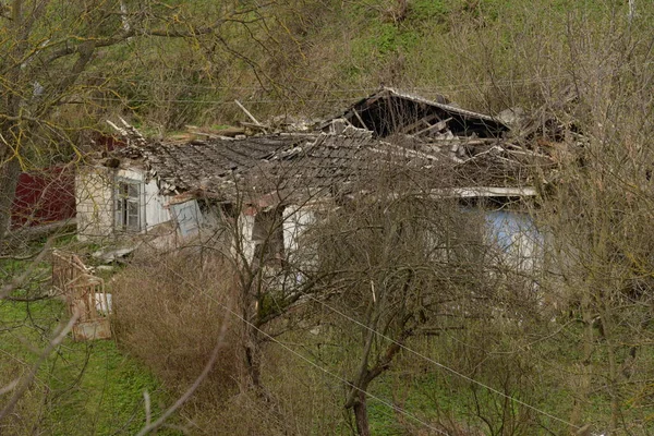 旧的破烂不堪的废弃房屋 — 图库照片