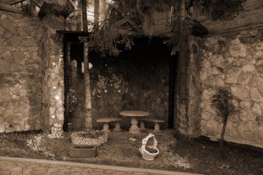 Eski parktaki taş antika çardak.