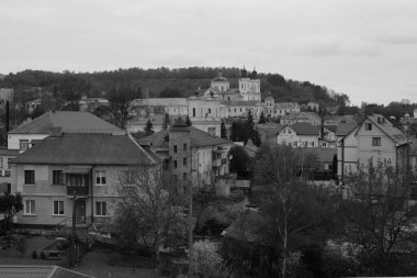 Eski şehrin tarihi kısmı. Eski kasaba, merkez cadde. Dönüşüm Katedrali. St. Stanislaus Katolik Kilisesi.