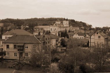 Eski şehrin tarihi kısmı. Eski kasaba, merkez cadde. Dönüşüm Katedrali. St. Stanislaus Katolik Kilisesi.