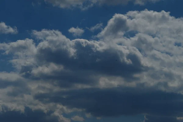Weiße Und Schwarze Wolken Blauen Himmel — Stockfoto