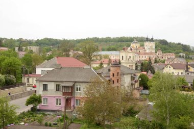 Eski şehrin tarihi kısmı. Eski kasaba, merkez cadde. Dönüşüm Katedrali. St. Stanislaus Katolik Kilisesi.