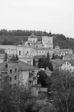 Eski şehrin tarihi kısmı. Eski kasaba, merkez cadde. Dönüşüm Katedrali. St. Stanislaus Katolik Kilisesi.