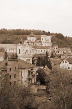 Eski şehrin tarihi kısmı. Eski kasaba, merkez cadde. Dönüşüm Katedrali. St. Stanislaus Katolik Kilisesi.