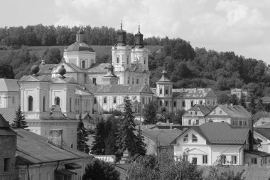 Eski şehrin tarihi kısmı. Eski kasaba, merkez cadde. Dönüşüm Katedrali. St. Stanislaus Katolik Kilisesi.