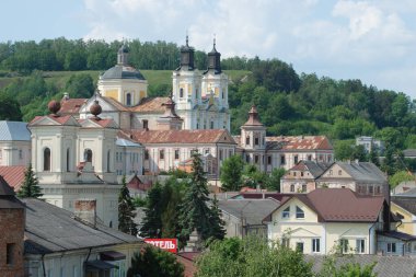 Eski şehrin tarihi kısmı. Eski kasaba, merkez cadde. Dönüşüm Katedrali. St. Stanislaus Katolik Kilisesi.