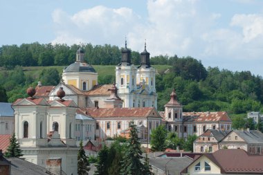 Eski şehrin tarihi kısmı. Eski kasaba, merkez cadde. Dönüşüm Katedrali. St. Stanislaus Katolik Kilisesi.
