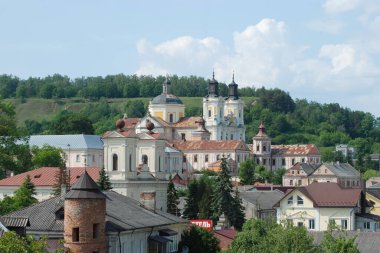 Eski şehrin tarihi kısmı. Eski kasaba, merkez cadde. Dönüşüm Katedrali. St. Stanislaus Katolik Kilisesi.