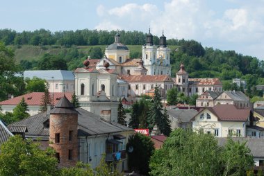 Eski şehrin tarihi kısmı. Eski kasaba, merkez cadde. Dönüşüm Katedrali. St. Stanislaus Katolik Kilisesi.