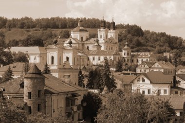 Eski şehrin tarihi kısmı. Eski kasaba, merkez cadde. Dönüşüm Katedrali. St. Stanislaus Katolik Kilisesi.