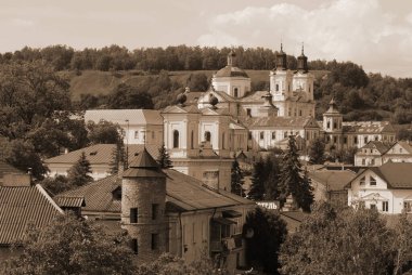 Eski şehrin tarihi kısmı. Eski kasaba, merkez cadde. Dönüşüm Katedrali. St. Stanislaus Katolik Kilisesi.