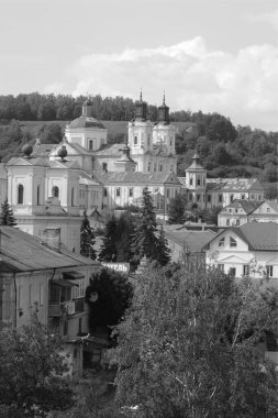 Eski şehrin tarihi kısmı. Eski kasaba, merkez cadde. Dönüşüm Katedrali. St. Stanislaus Katolik Kilisesi.