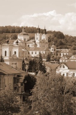 Eski şehrin tarihi kısmı. Eski kasaba, merkez cadde. Dönüşüm Katedrali. St. Stanislaus Katolik Kilisesi.