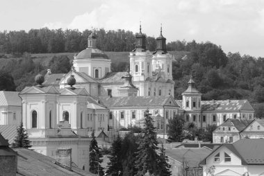 Eski şehrin tarihi kısmı. Eski kasaba, merkez cadde. Dönüşüm Katedrali. St. Stanislaus Katolik Kilisesi.