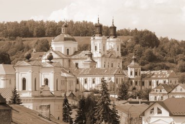 Eski şehrin tarihi kısmı. Eski kasaba, merkez cadde. Dönüşüm Katedrali. St. Stanislaus Katolik Kilisesi.