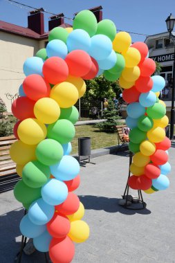  Şenlikli çelenk, balon kemeri