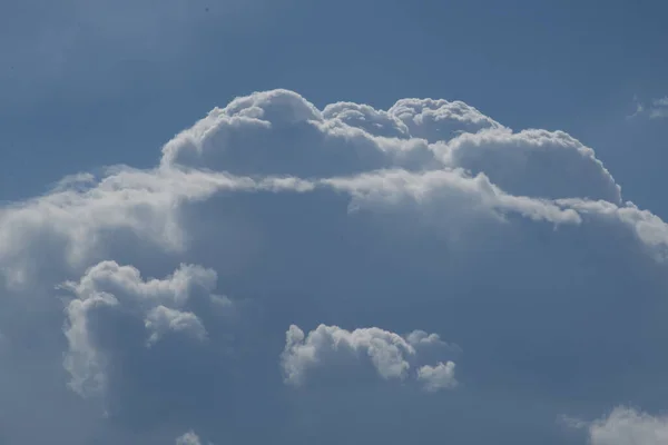 Nubes Blancas Negras Cielo Azul — Foto de Stock