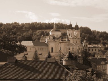 Eski şehrin tarihi kısmı. Eski kasaba, merkez cadde. Dönüşüm Katedrali. St. Stanislaus Katolik Kilisesi. Nicholas Katedrali (Fransisken Manastırı). Eski büyük kilise.          