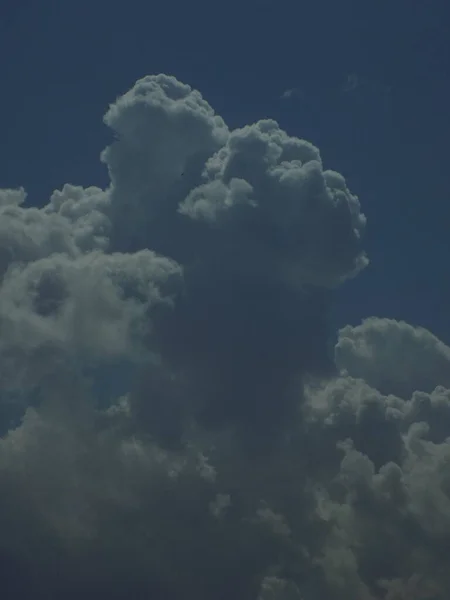 Nuvens Brancas Negras Céu Azul — Fotografia de Stock