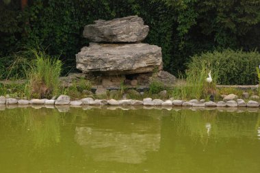 Göletin üzerine park et.