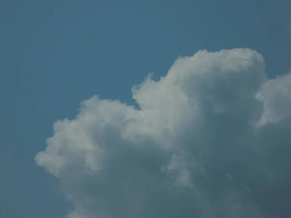 Awan Putih Dan Hitam Langit Biru — Stok Foto